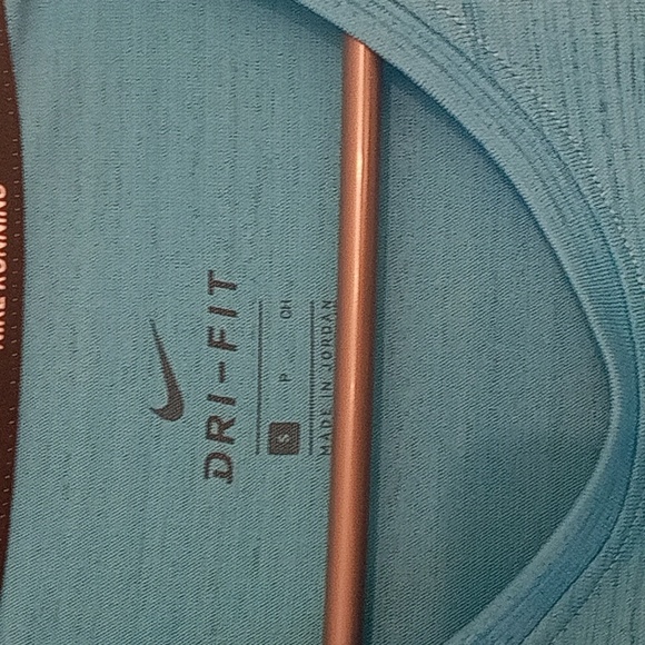 Nike small size  workout shirt - Picture 3 of 6